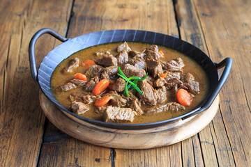 Gulasch in Eisenpfanne