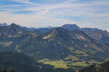 Naklejka premium Panorama vom Gipfel Edelsberg auf die Allgäuer Alpen Bergwelt