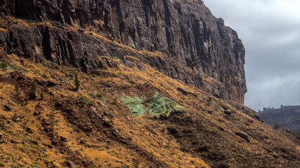 Mineralablagerungen im Felsgestein auf Gran Canaria