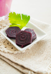 茹でたビーツの輪切り