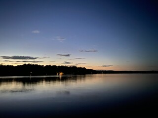 Fototapeta na wymiar Sunset over lake 