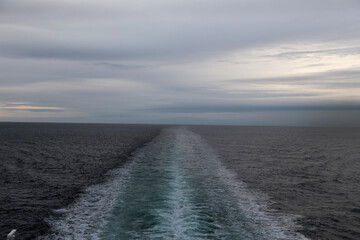 Nordsee und Horizont mit grauen Wolken