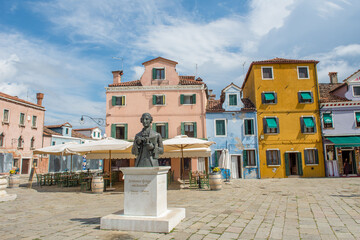 discovery of the city of Venice, Burano and its small canals and romantic alleys