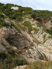 Escalones de piedra en la montaña para acceder a la cala de Falguerines (Begur)