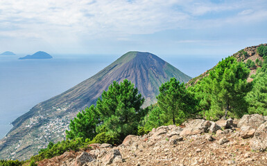 Bergtour am Monte Fossa auf Salina - Ausblick auf Filicudi, Alicudi, den Monte dei Porri und das...