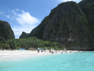 touristes en thailande sur plage turquoise