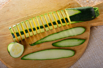 Zucchina a fette su tagliere in legno