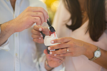 Obraz na płótnie Canvas man and woman sharing ice cream engaged