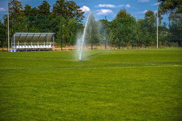 podlewanie trawy na boisku piłkarskim