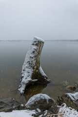 Winterliche Landschaft am See
