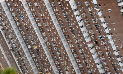Obraz premium Swarm of houses in a huge urban building Conglomerate of windows and exterior balconies that adorn the exterior of the building