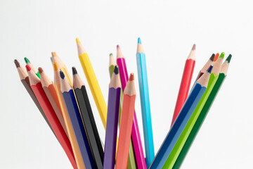 Fondo de lapices de muchos colores  contra fondo blanco