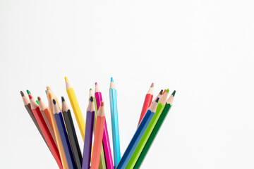 Fondo de lapices de muchos colores  contra fondo blanco