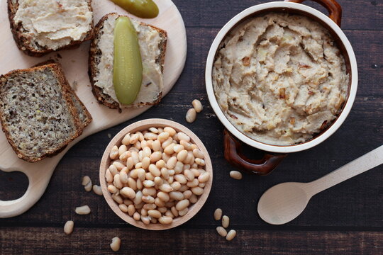 Vegetarian white bean lard for spreading on bread