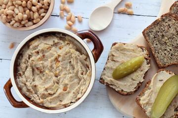 Wegetariański smalec z białej fasoli