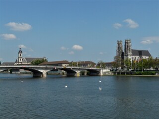 Fototapeta premium Sankt-Martin-Kirche / Saint-Martin-Eglise mit Brücke und Mosel in Pont-a-Mousson