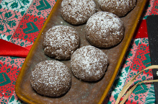 biscotti al cacao con zucchero a velo. 