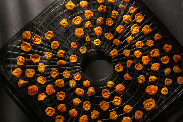 top view of tray with dehydrated goldenberries