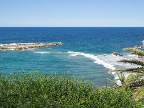 Vistas desde arriba de la playa de Amio en El Pech&oacute;n, Cantabria, Espa&ntilde;a, verano de 2020