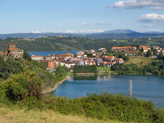 Fototapeta na wymiar Vistas escénicas de la naturaleza de San Vicente de la Barquera en Cantabria, España, verano de 2020