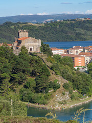 Fototapeta na wymiar Vistas de un paisaje vertical de Iglesia de Santa María de los Ángeles en San Vicente de la Barquera, en Cantabria, España, verano de 2020