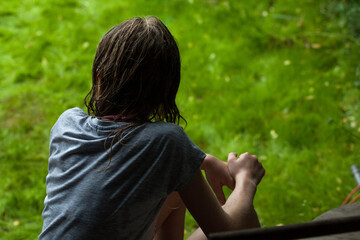 Siedząca dziewczyna z mokrymi włosami - obrazy, fototapety, plakaty