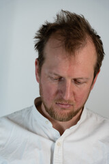 Obraz premium Close up portrait of a man where he is angry looking down and his hair is drilled