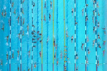 Atletas nadando en piscina olímpica