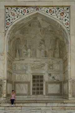 Woman sitting on a wall at the Taj Mahal, Agar, Uttar Pradesh, India