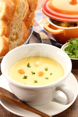 コーンポタージュとフランスパン