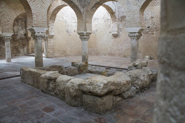 Foto de unas ruinas árabes con arcos de medio punto
