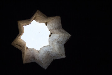 Detalle de una ventanilla en forma de estrella.