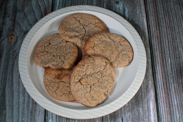 Plato lleno de sabrosas galletas de avena sobre una mesa de madera.