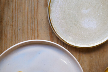 White and yellow plates on a wooden tabel