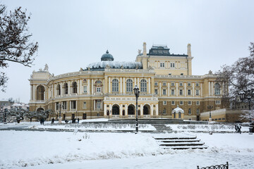 Fototapeta na wymiar Winter day in Odessa. Snowy, cold weather. Odessa National Academic Theater of Opera and Ballet, architectural monument, Ukraine.
