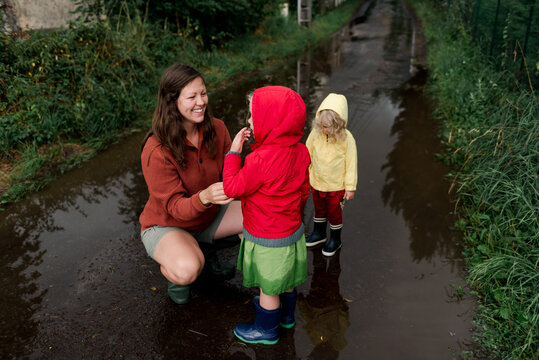 mom helping daughter with her hair clip
