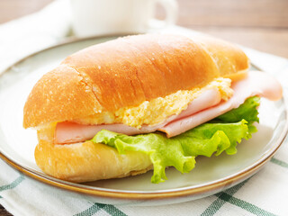 卵とハムとレタスのロールパンサンド