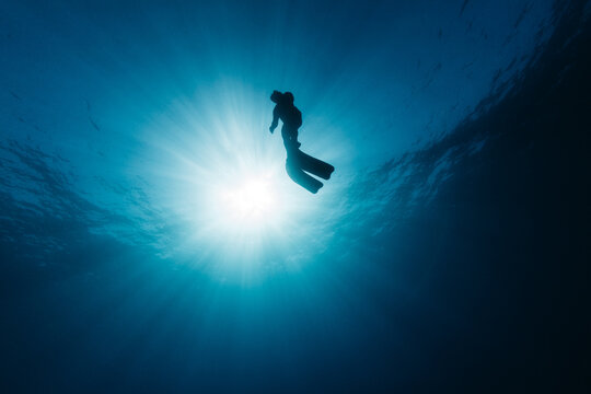Freediver&Ocirc;&oslash;&Omega;_swimming up
