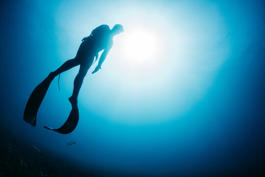 Freediver&Ocirc;&oslash;&Omega;_swimming in sea