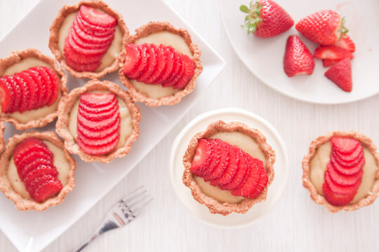 Mini cakes with strawberries