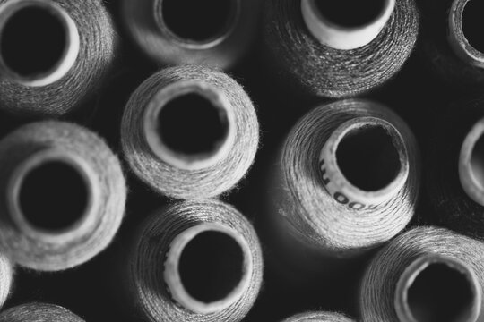 Pattern of thread spools in black and white
