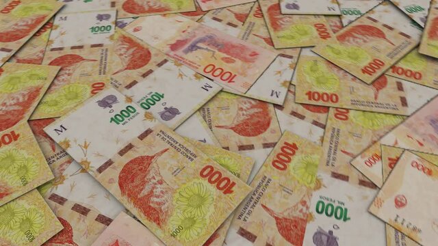 Billetes de 1000 pesos argentinos apilados en una mesa, loop.