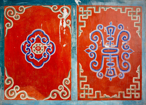 The decorative pattern on the Lama Temple door