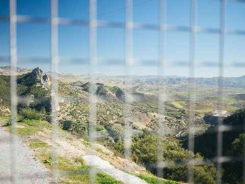El chorro rocks framed in the fence holes