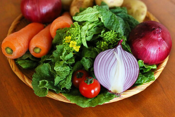 テーブルの上のざるに乗った野菜
