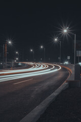 líneas de luz dibujadas por el andar de coches 