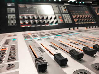 audio mixing console