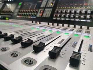 audio mixing console