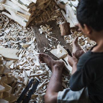 carpenter who produces wood carvings