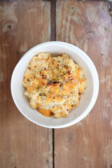cheese macaroni, macaroni with cheese topping
